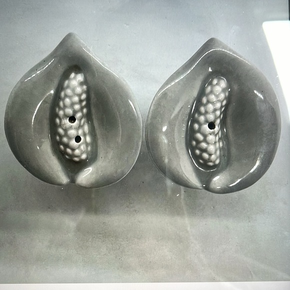 Vintage MCM Ceramic Calla Lily Salt & Pepper Shaker Set - Picture 4 of 12